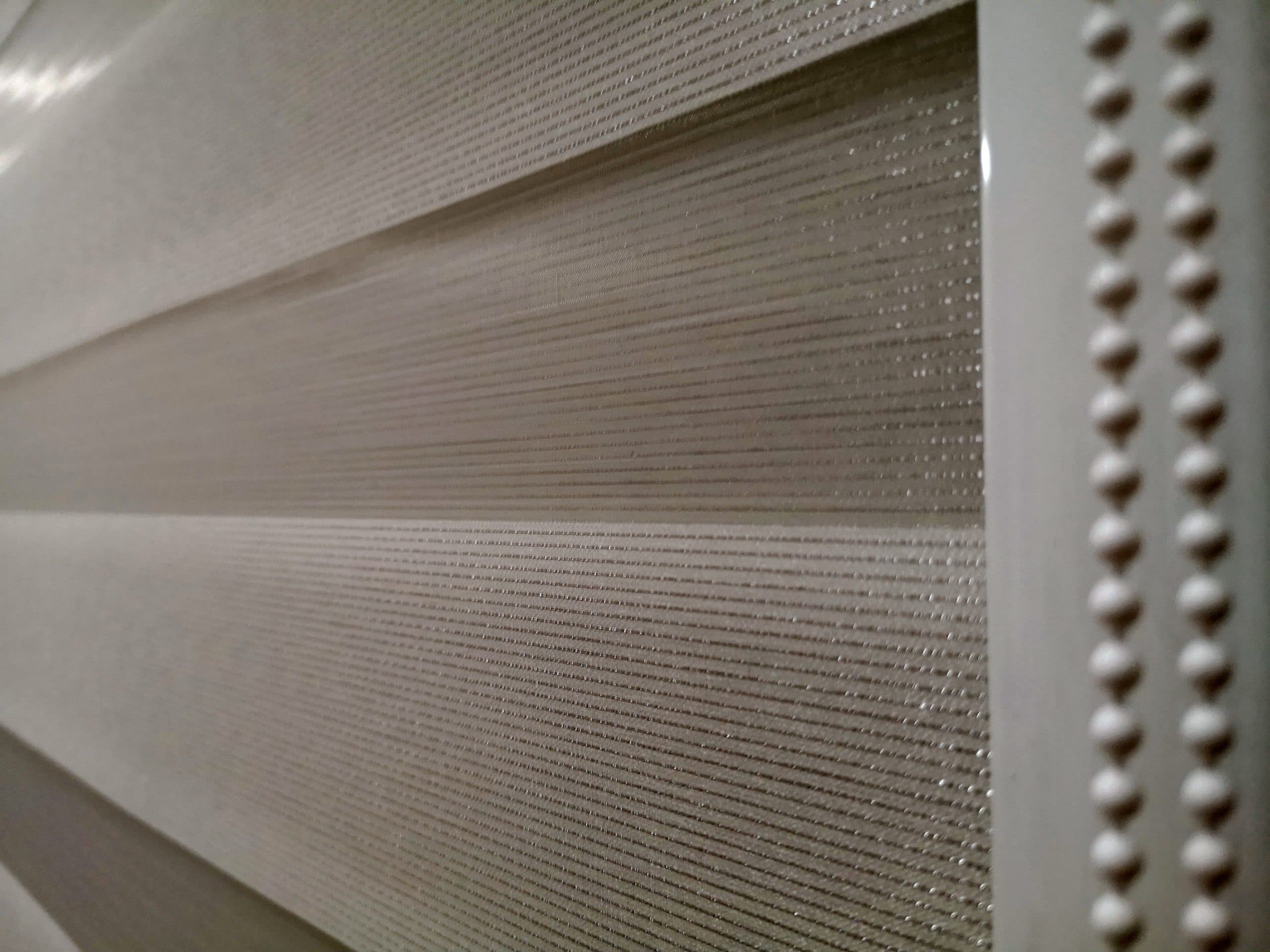 Zbliżenie na tkaninę rolety Dzień Noc - pasy transparentne i kryjące